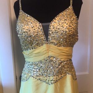 Tag less dress. Yellow and sequins